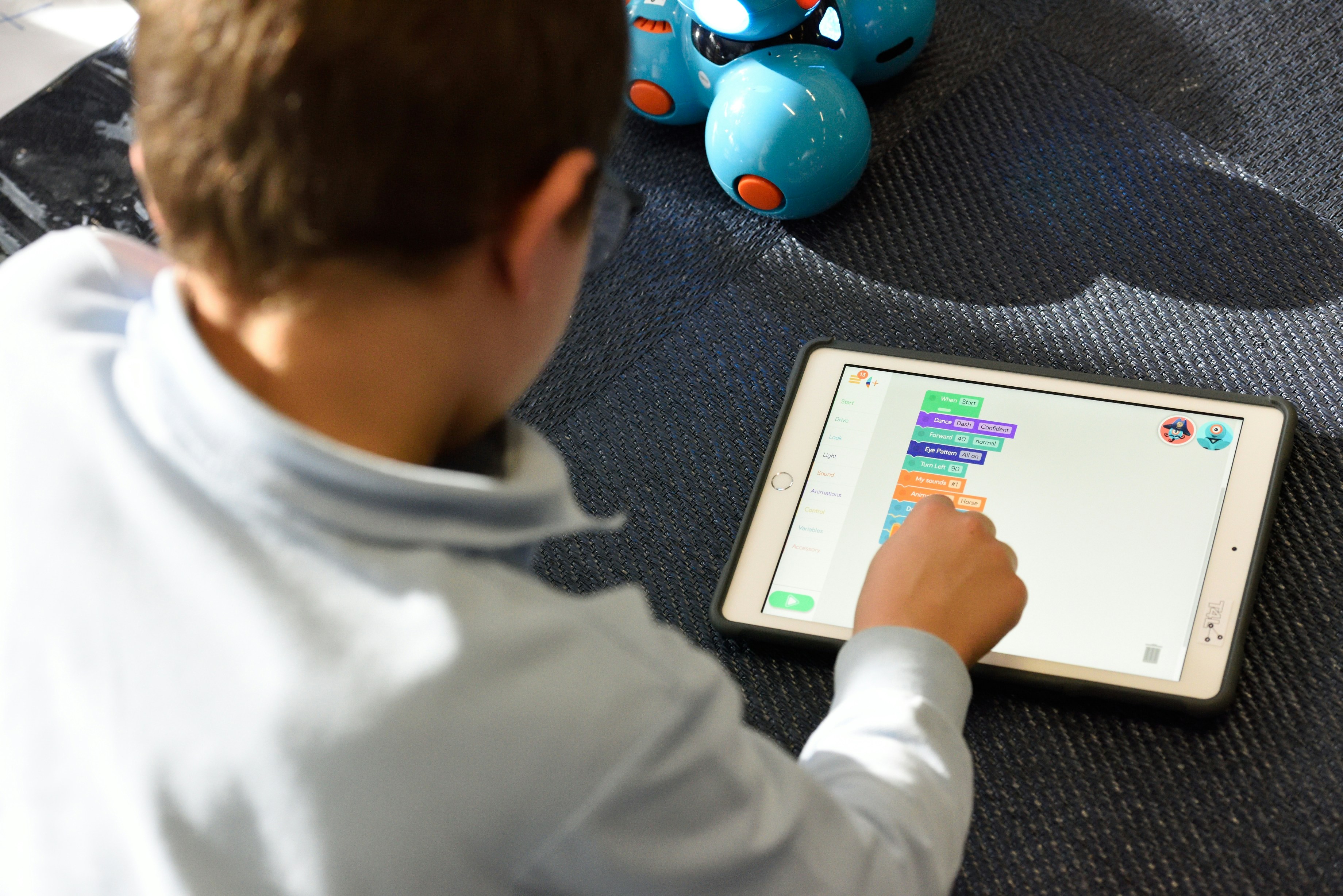 Kid programming robot with tablet